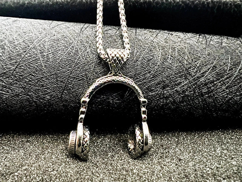 THE MEN THING Alloy Music Headphone Pendant with Pure Stainless Steel 24inch Chain for Men, American trending Style - Round Box Chain & Pendant for Men & Boy